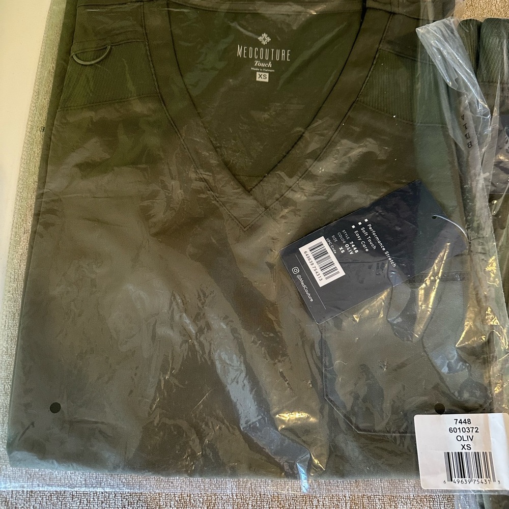 Med Couture XS Olive Performance Scrub Top & Jogger Scrub Bottoms